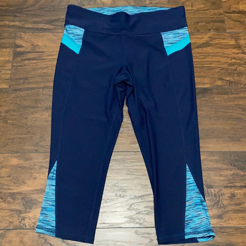 Xersion blue athletic leggings cropped length M
